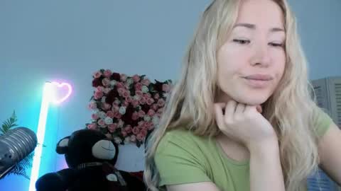 Snapshot of astramonroe chatting on 05.28.26 astramonroe online show from 05.28.26