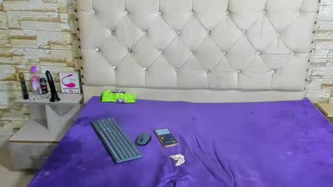 Monii Yi online show from 01.04.25