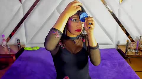 Monii Yi online show from 03.02.25