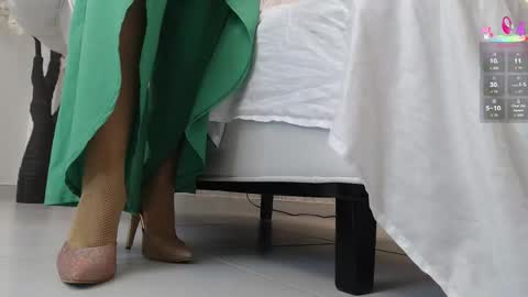 Aura sanders online show from 12.17.25