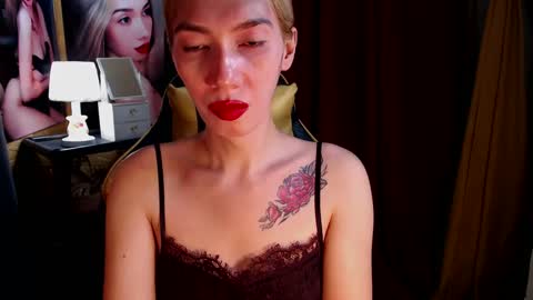 Snapshot of aurakharisma_xx chatting on 12.17.24 Miss awra online show from 12.17.24