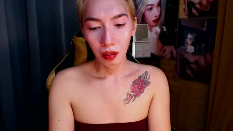 Snapshot of aurakharisma_xx chatting on 02.19.25 Miss awra online show from 02.19.25