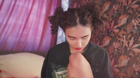 Snapshot of auromora chatting on 12.22.24 Nayeon online show from 12.22.24