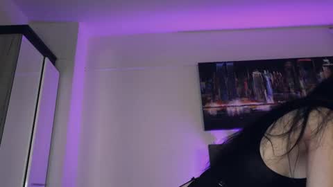 Snapshot of aurora_cherry chatting on 11.04.25 Aurora online show from 11.04.25