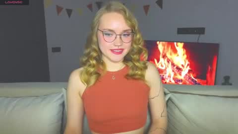 Snapshot of aurora_golden chatting on 12.04.24 Kate online show from 12.04.24