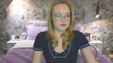 Snapshot of aurora_golden chatting on 10.20.25 Kate online show from 10.20.25