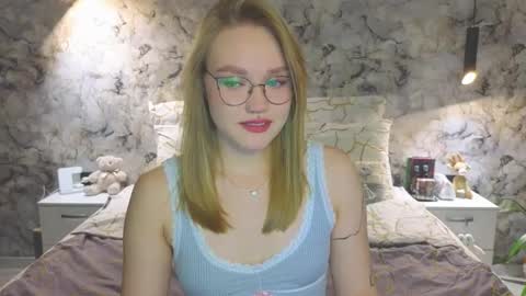 Snapshot of aurora_golden chatting on 10.26.25 Kate online show from 10.26.25