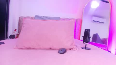 auroraa_miller online show from 12.02.25