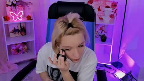 aurorawrenfield online show from 11.06.25