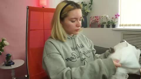 aurorawrenfield online show from 04.25.26