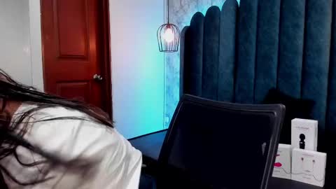 Snapshot of ava_broown chatting on 02.19.25 online show from 02.19.25