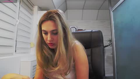 Snapshot of avablue_ chatting on 02.06.25 online show from 02.06.25