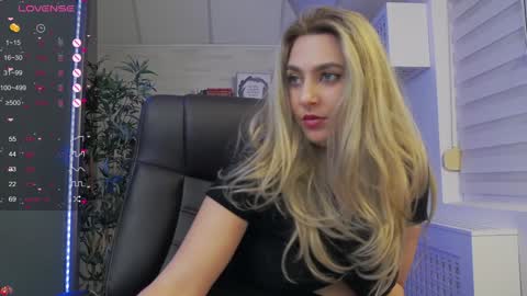 Snapshot of avablue_ chatting on 02.08.25 online show from 02.08.25