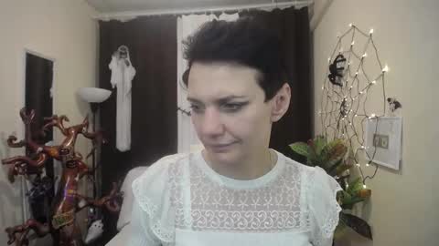 Snapshot of avasaturnian chatting on 10.15.25 avasaturnian online show from 10.15.25