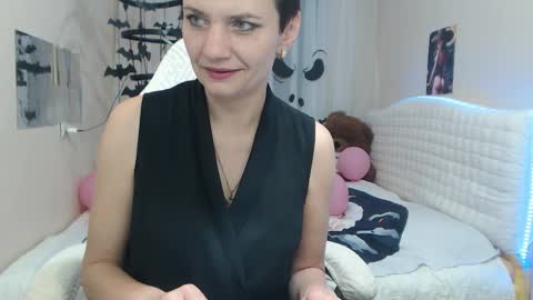 Snapshot of avasaturnian chatting on 10.22.25 avasaturnian online show from 10.22.25