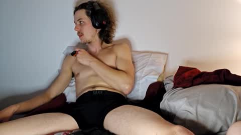 Snapshot of averageguytv chatting on 09.19.25 averageguytv online show from 09.19.25