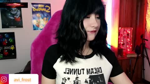 Snapshot of avi_frost chatting on 01.10.25 Saraaaa independent model 3 online show from 01.10.25