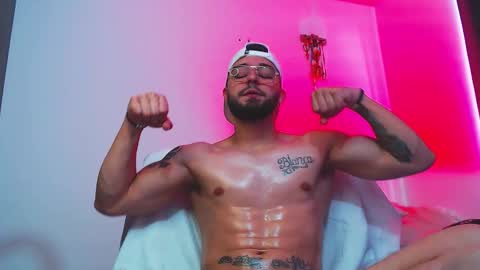 Independiente Model online show from 10.30.25