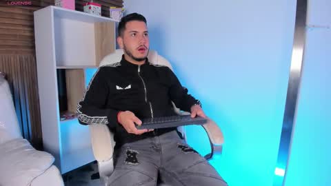 Snapshot of axel_grey_ chatting on 09.30.25 axel_grey_ online show from 09.30.25