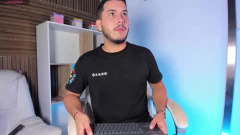 Snapshot of axel_grey_ chatting on 10.06.25 axel_grey_ online show from 10.06.25