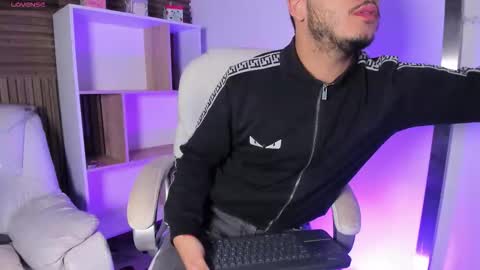 Snapshot of axel_grey_ chatting on 10.10.25 axel_grey_ online show from 10.10.25