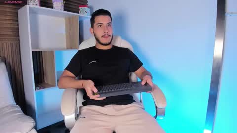 Snapshot of axel_grey_ chatting on 10.12.25 axel_grey_ online show from 10.12.25