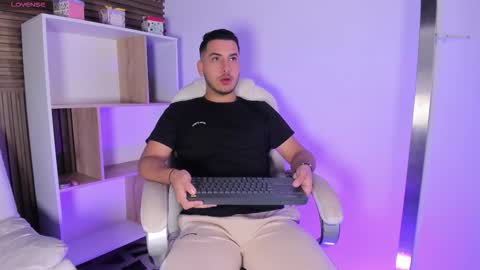 Snapshot of axel_grey_ chatting on 10.18.25 axel_grey_ online show from 10.18.25