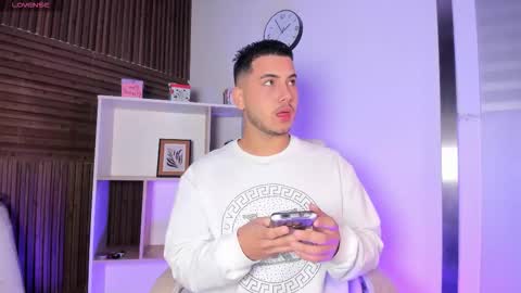 Snapshot of axel_grey_ chatting on 11.15.25 axel_grey_ online show from 11.15.25