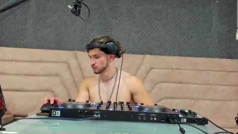 Axel  online show from 04.25.26