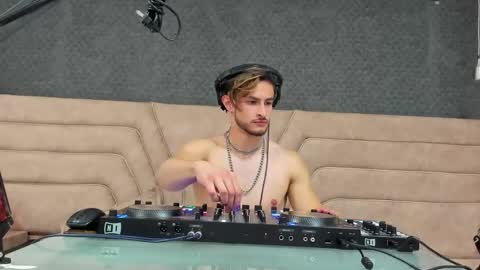 Axel  online show from 05.17.26