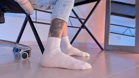 Snapshot of axellcollins chatting on 11.28.25 im your little femboy ALEX online show from 11.28.25