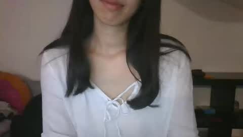 Snapshot of axuepetitt chatting on 10.03.25 axue online show from 10.03.25