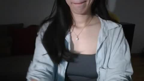 Snapshot of axuepetitt chatting on 12.04.25 axue online show from 12.04.25