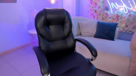 Snapshot of ayshelbrown chatting on 10.10.25 Ayshel online show from 10.10.25