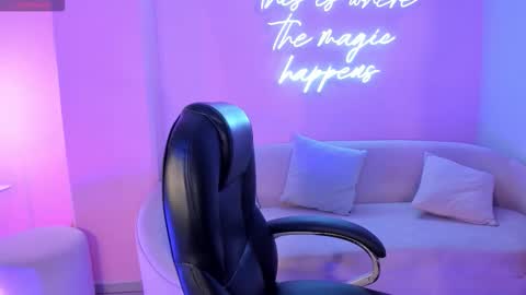 Snapshot of ayshelbrown chatting on 10.23.25 Ayshel online show from 10.23.25