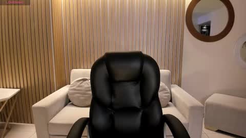 Snapshot of ayshelbrown chatting on 10.25.25 Ayshel online show from 10.25.25