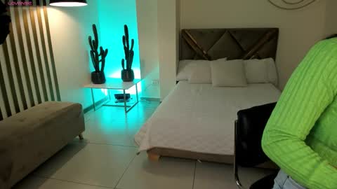 Snapshot of ayshelbrown chatting on 11.26.25 Ayshel online show from 11.26.25