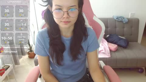 Snapshot of azu_chan chatting on 04.25.26 Azu online show from 04.25.26