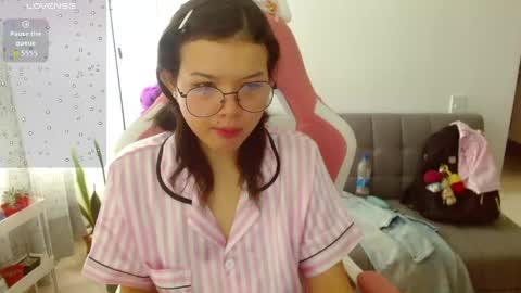 Snapshot of azu_chan chatting on 06.06.26 Azu online show from 06.06.26