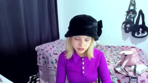 Azu Moure online show from 11.23.25