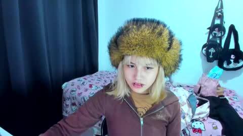 Azu Moure online show from 11.25.25