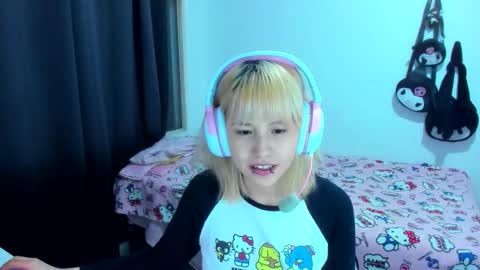 Azu Moure online show from 12.04.25