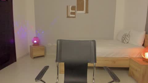 itzell  online show from 12.18.24