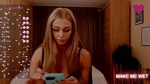 Snapshot of barbie_kiss1 chatting on 12.10.24 barbie online show from 12.10.24