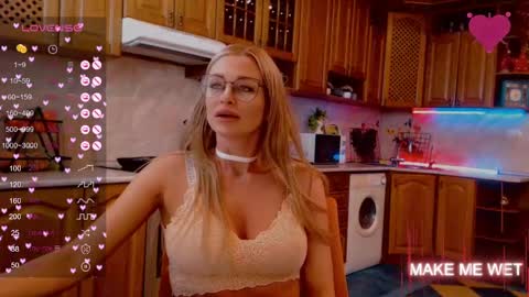 Snapshot of barbie_kiss1 chatting on 12.20.24 barbie online show from 12.20.24