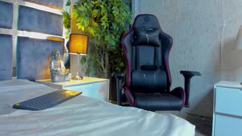 Bastian Independent Model online show from 09.20.25