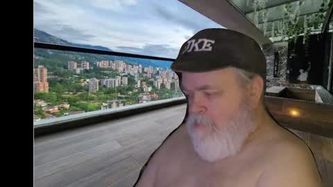 Snapshot of bear4muscle chatting on 12.11.24 Dookie online show from 12.11.24