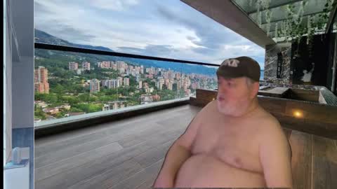 Snapshot of bear4muscle chatting on 01.10.25 Dookie online show from 01.10.25