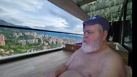 Snapshot of bear4muscle chatting on 09.09.25 Dookie online show from 09.09.25