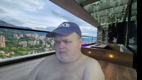 Snapshot of bear4muscle chatting on 10.12.25 Dookie online show from 10.12.25